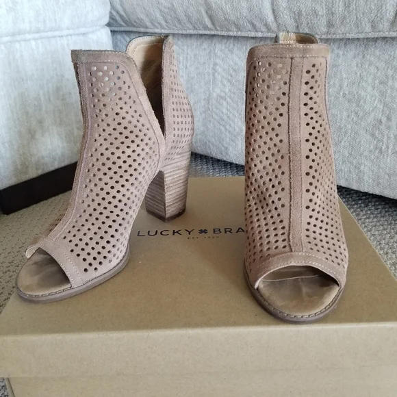 ❌️❌️SOLD❌️❌️Lucky Brand Larise Booties size 6.5 brown - Picture 2 of 12